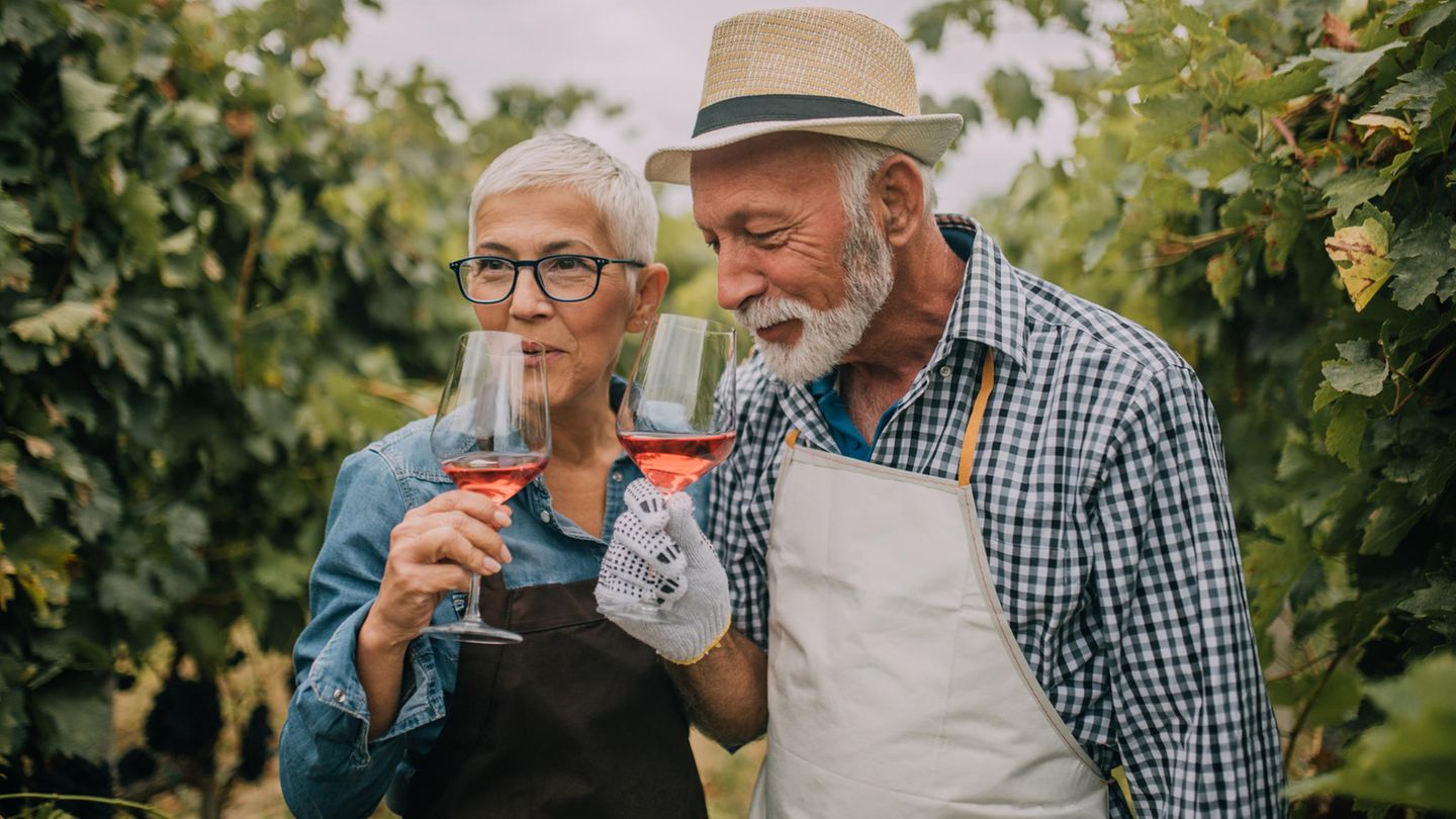 Paar testet Wein