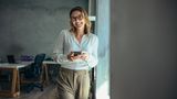 Frau hält ihr Handy in der Hand