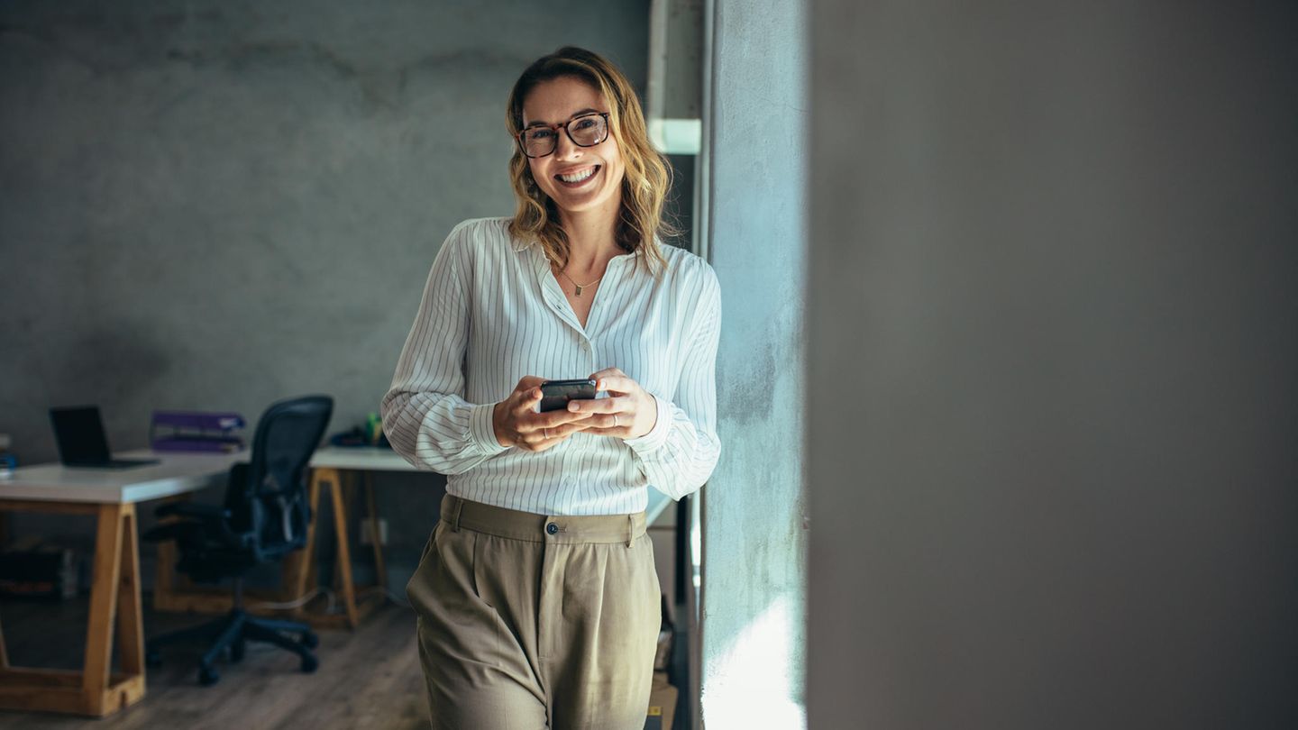 Frau hält ihr Handy in der Hand