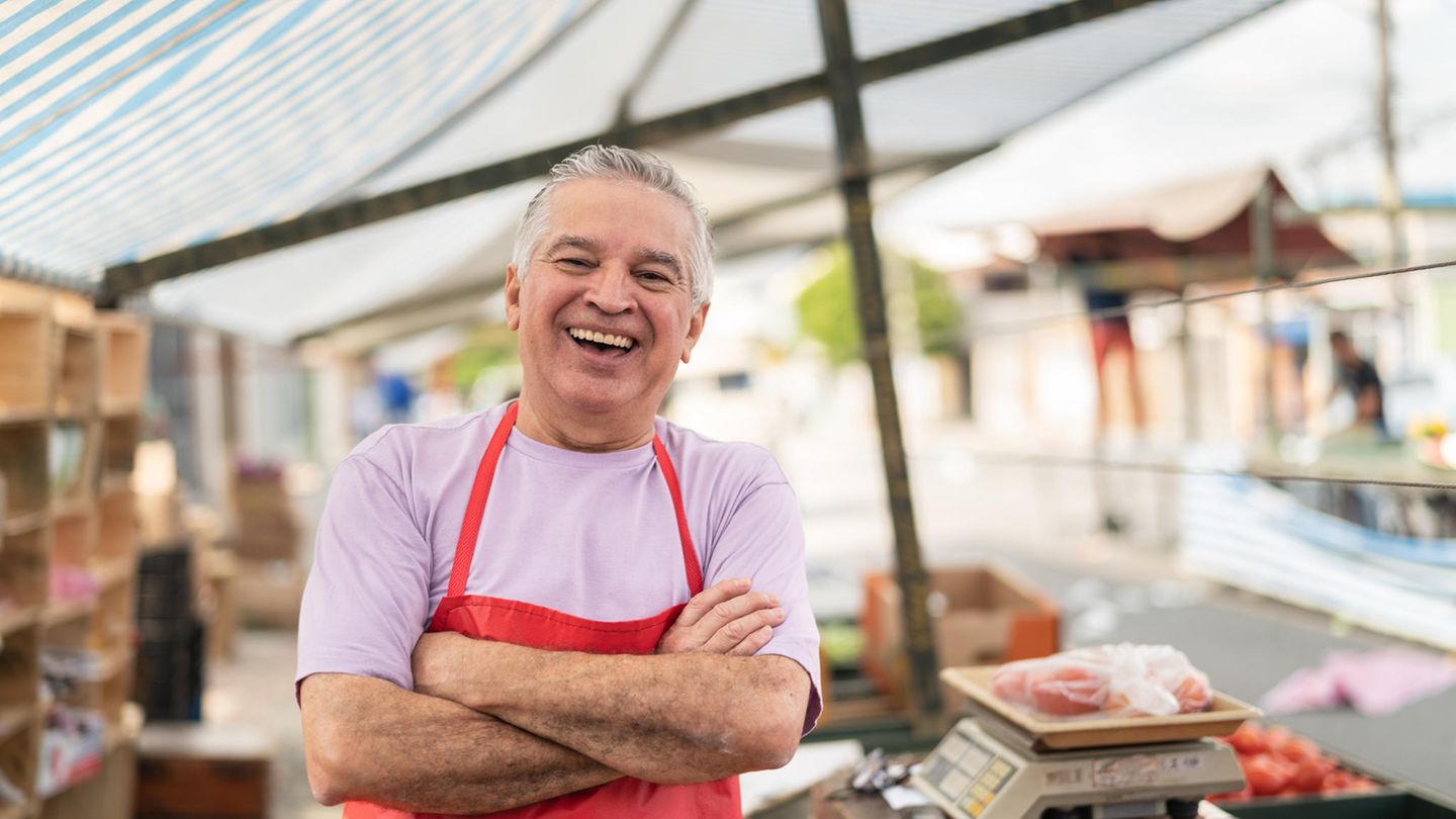 Mann vor seinem Marktstand