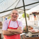 Mann vor seinem Marktstand