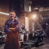 Mann steht vor Werkbank