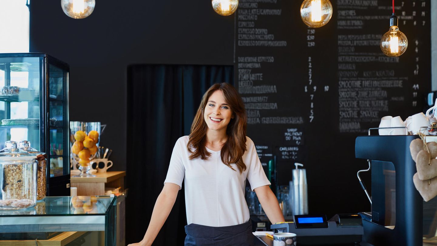 Frau in ihrem Café