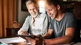 Männer gucken auf ein Ipad