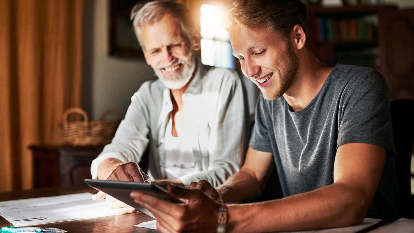 Männer gucken auf ein Ipad