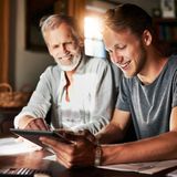 Männer gucken auf ein Ipad