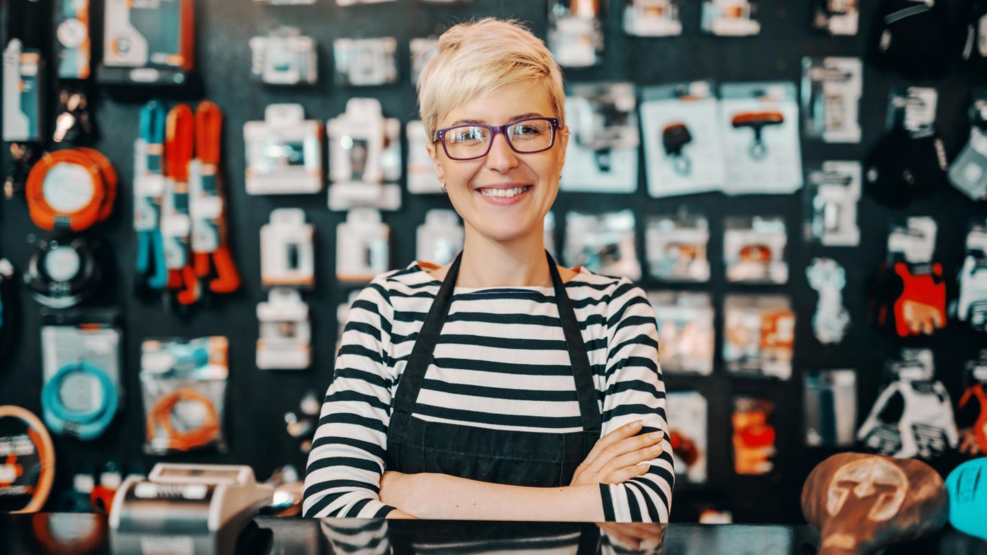 Frau in ihrem Geschäft