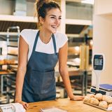 Frau steht an einem Tisch