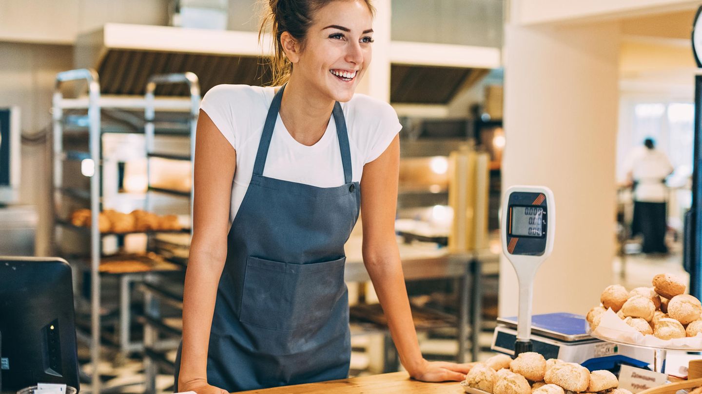 Frau steht an einem Tisch