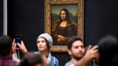 Besucher lassen sich vor der Mona Lisa im Louvre fotografieren