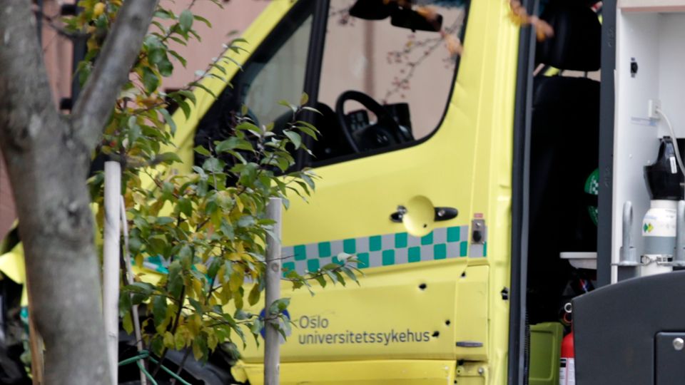 Einschusslöcher sind in der Tür des Krankenwagens zu sehen Einschusslöcher sind in der Tür des Krankenwagens zu sehen