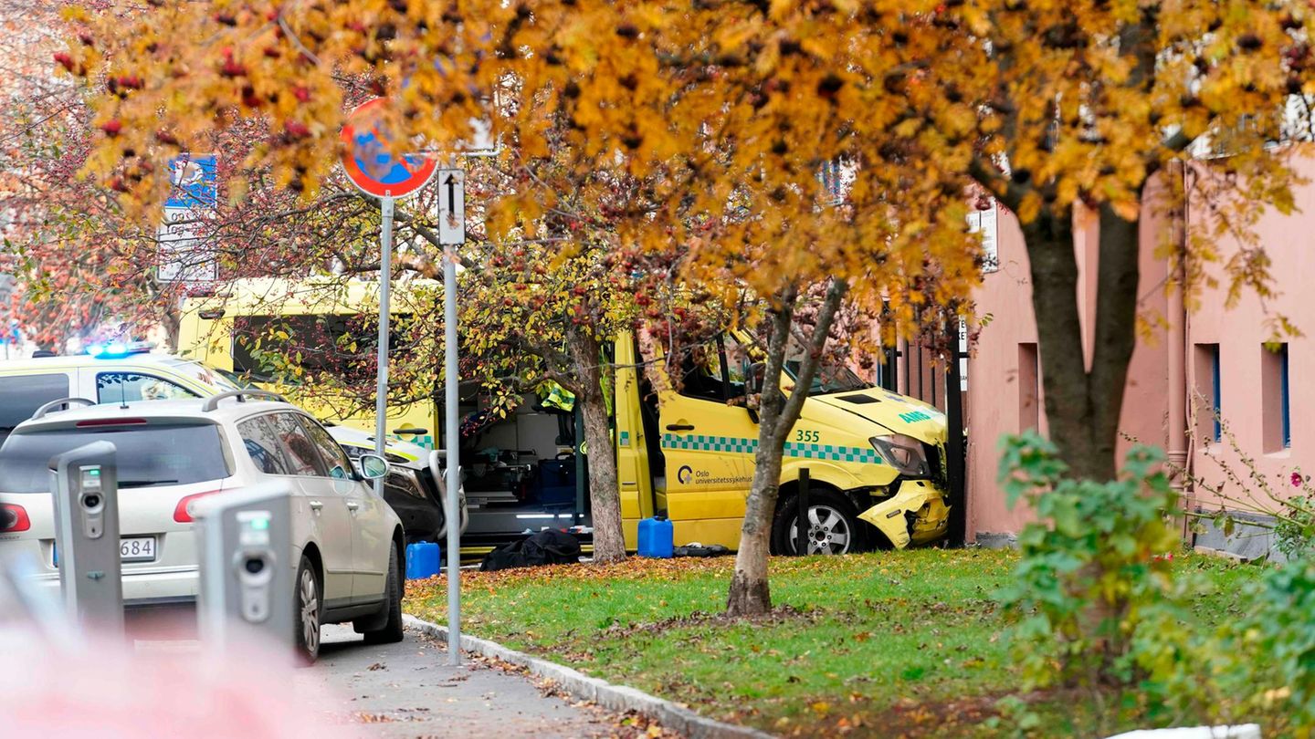 Der gekaperte Krankenwagen fuhr in ein Wohngebäude