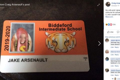 Schulausweis mit dem als Hot Dog verkleideten Kind