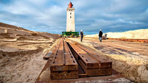 Der Rudbjerg Knude Leuchtturm wird auf Schienen verschoben