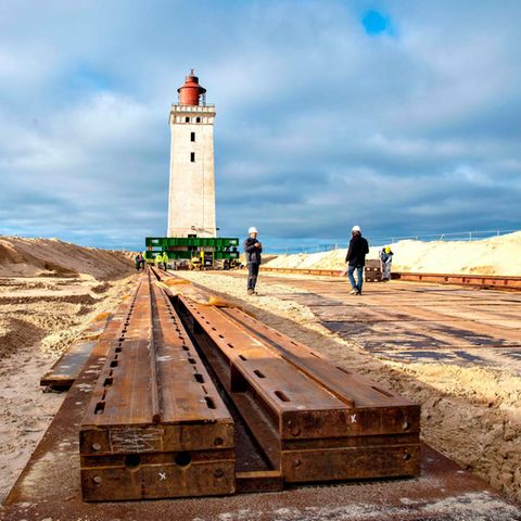 Der Rudbjerg Knude Leuchtturm wird auf Schienen verschoben