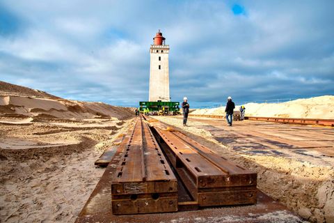 Der Rudbjerg Knude Leuchtturm wird auf Schienen verschoben