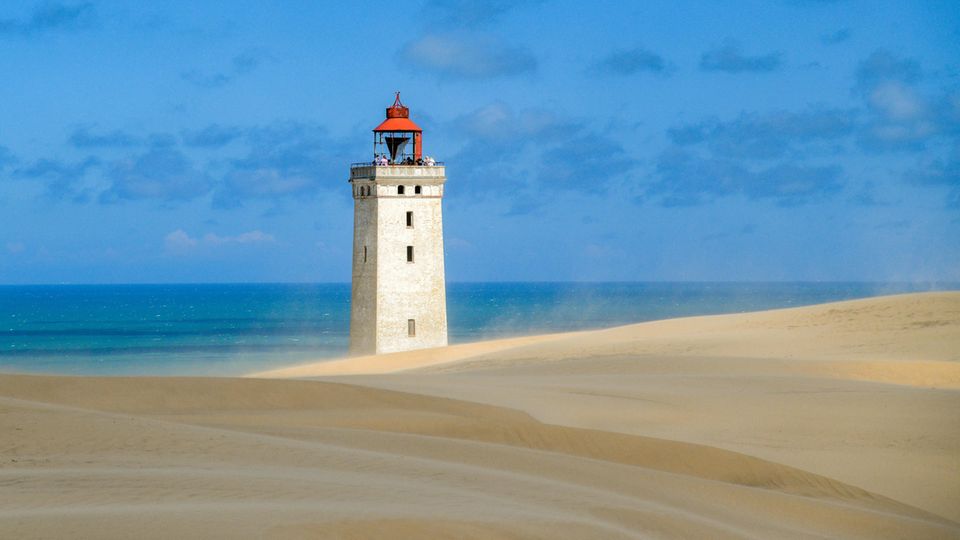 Der Leuchtturm und die Wanderdüne Rubjerg Knude an der Westküste von Dänemark nahe Lönstrup