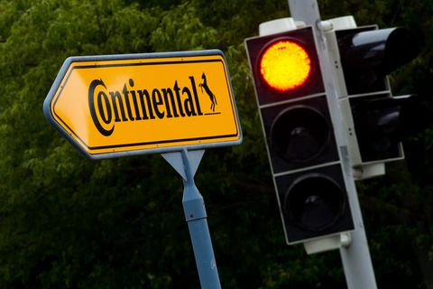 Ein rote Ampel neben einem Schild mit der Aufschrift "Continental" vor einem Werk in Gifhorn