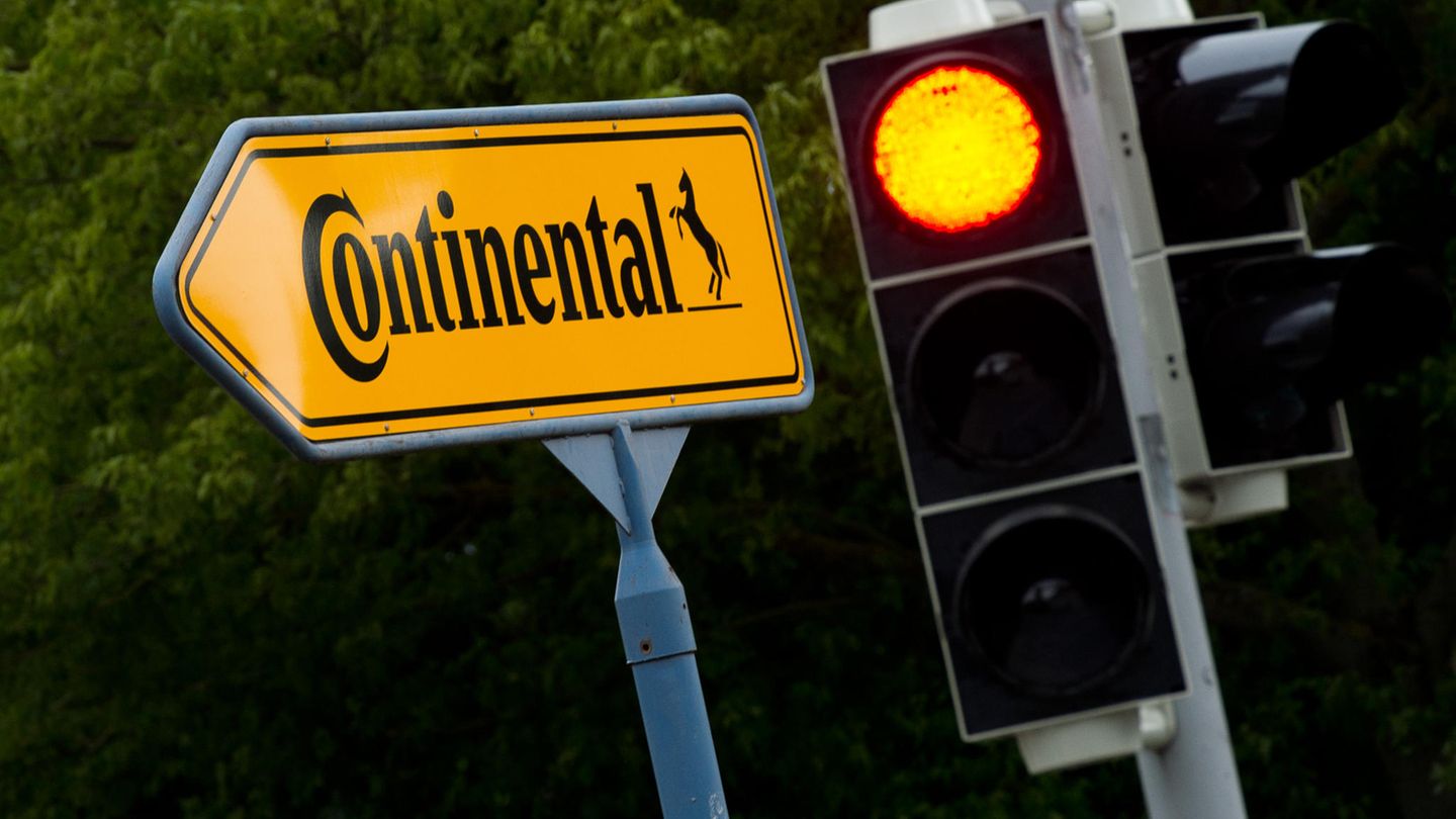 Ein rote Ampel neben einem Schild mit der Aufschrift "Continental" vor einem Werk in Gifhorn