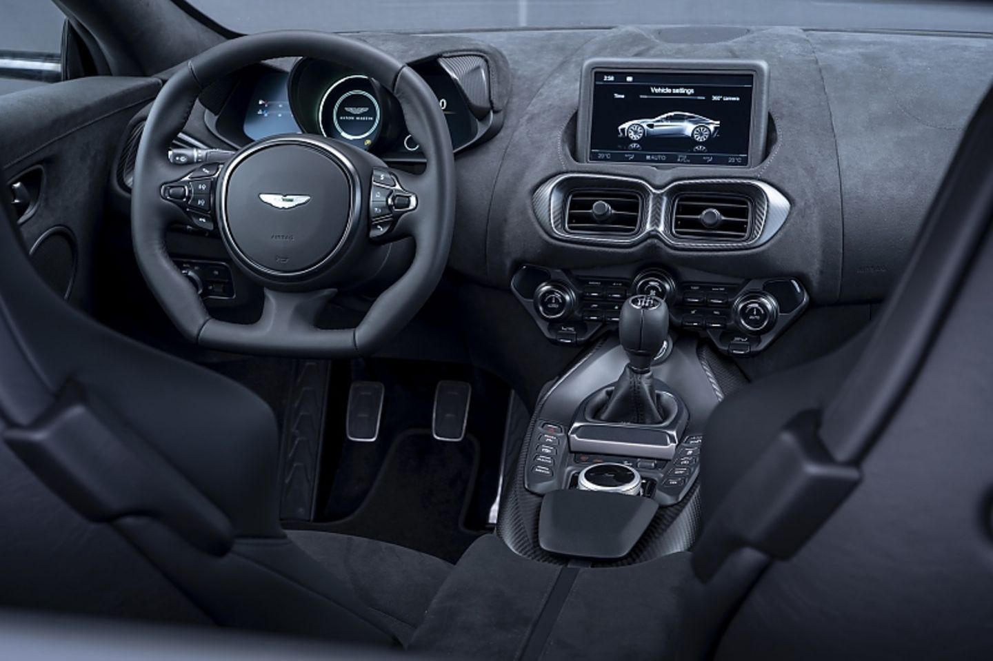 Das Cockpit gleicht ebenfalls dem des Standard-Vantage