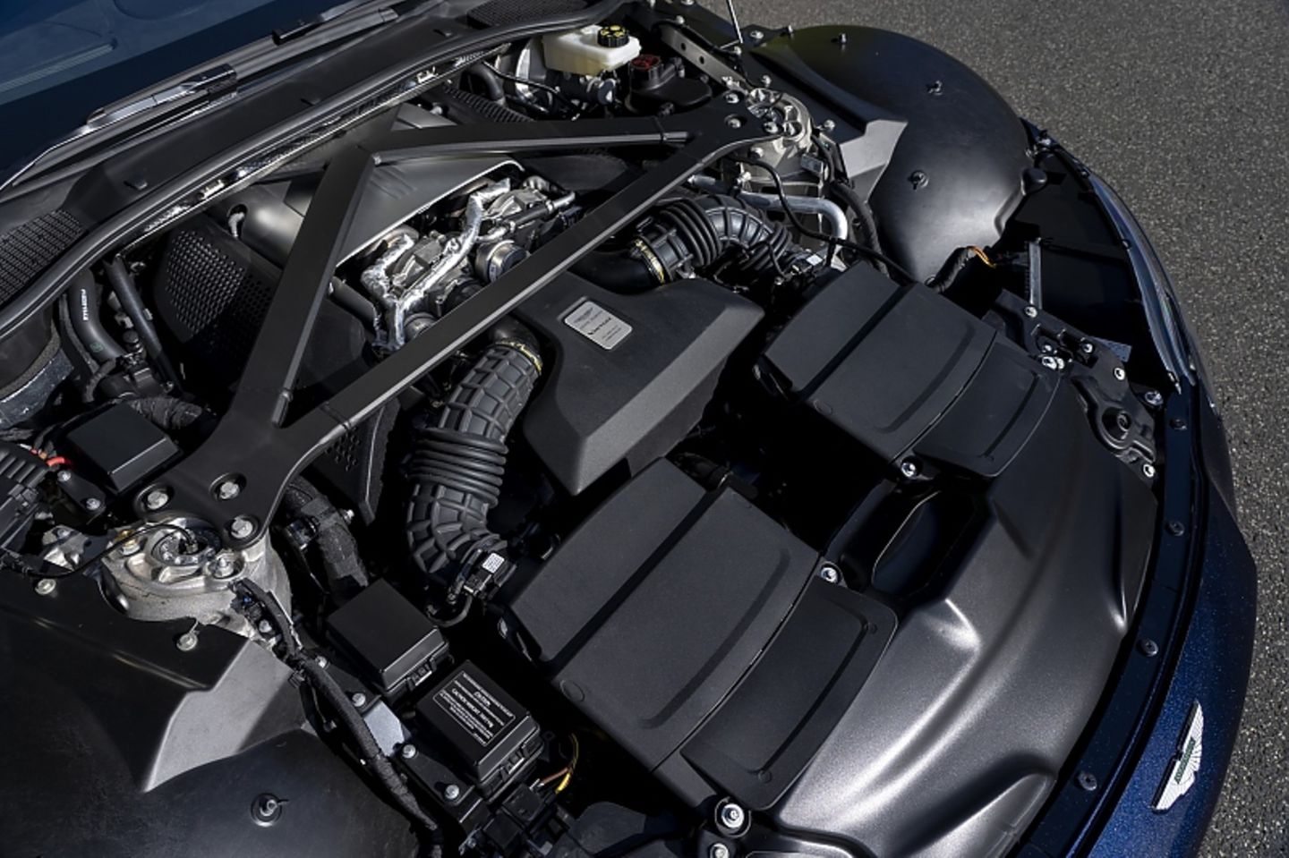 Beim Aston Martin Vantage AMR sorgt ebenfalls der V8-Biturbo mit 375 kW / 510 PS für Vortrieb