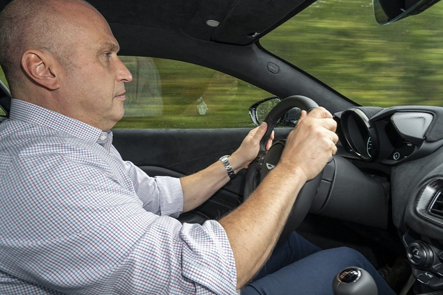 Der Aston Martin Vantage AMR liegt gut in der Hand