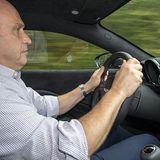 Der Aston Martin Vantage AMR liegt gut in der Hand