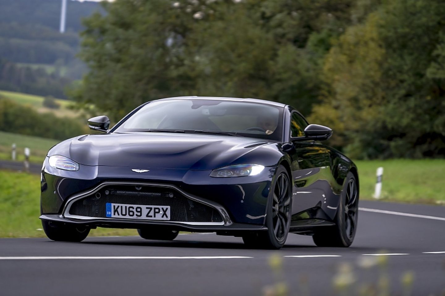 Der Aston Martin Vantage AMR schafft 322 km/h Höchstgeschwindigkeit