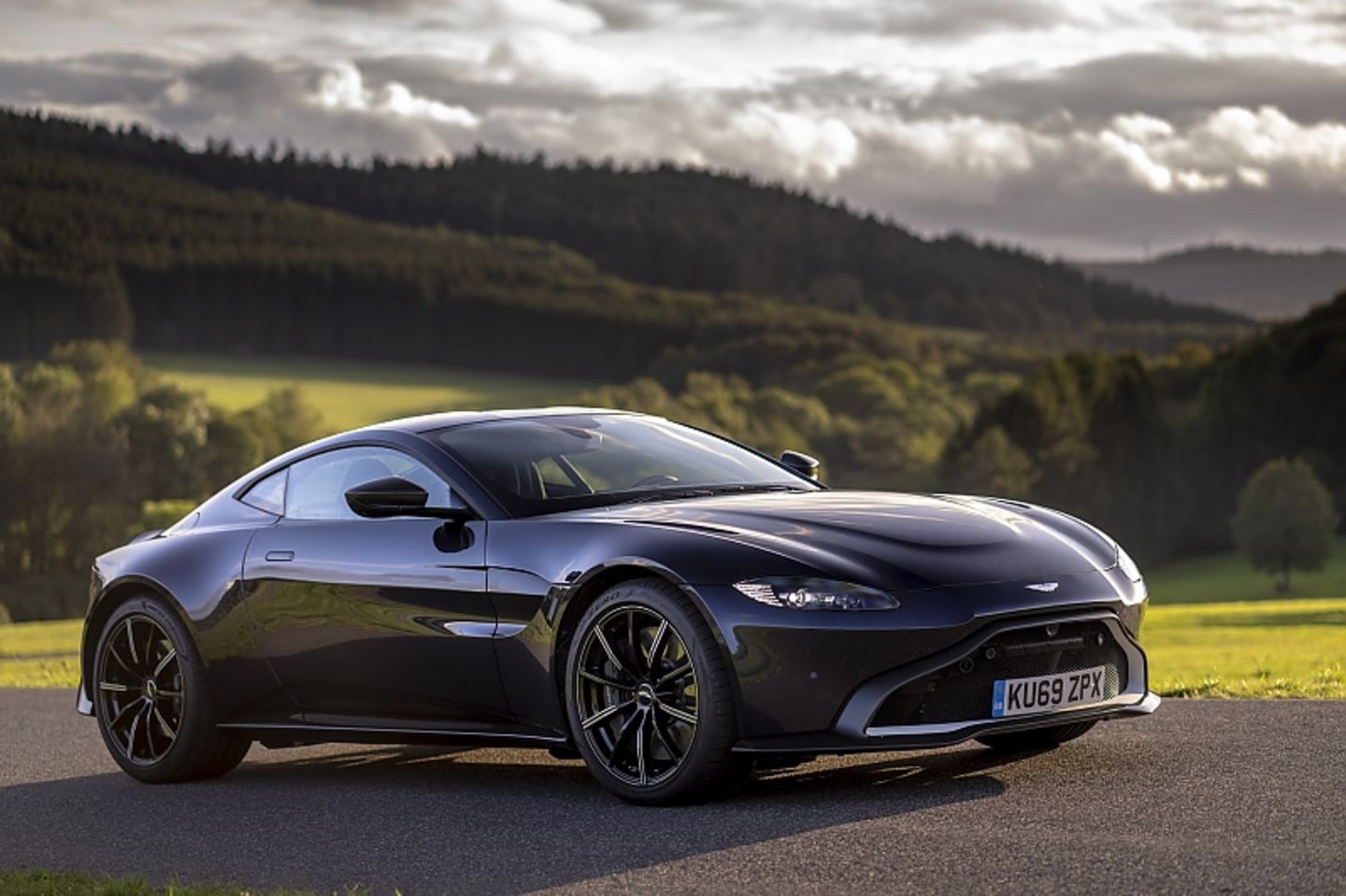 Der Aston Martin Vantage AMR kostet 184.995 Euro