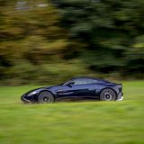 Die Landstraße ist das Revier des Aston Martin Vantage AMR