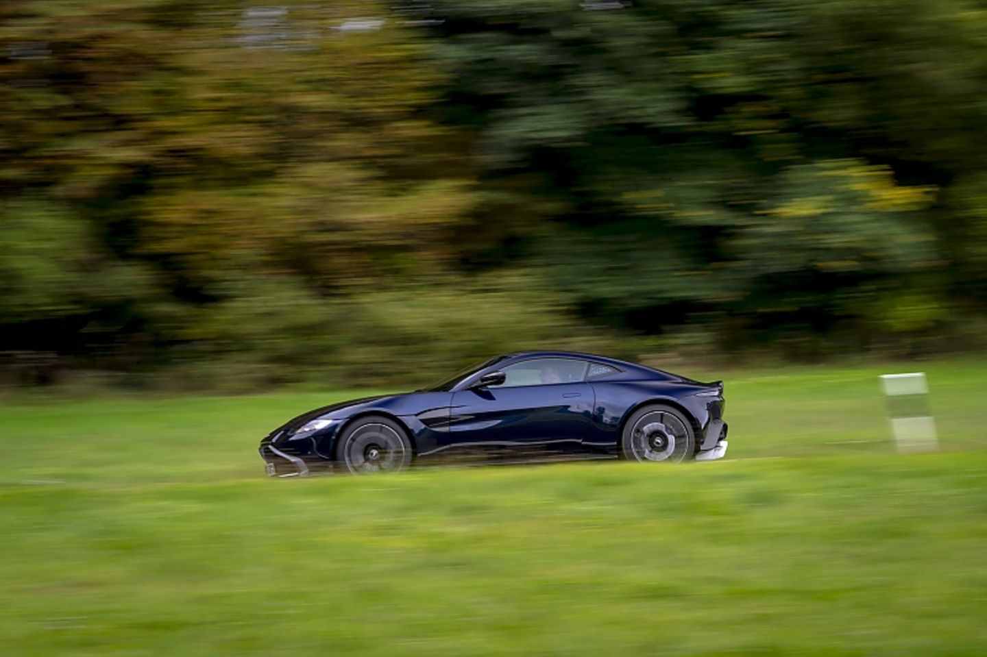 Die Landstraße ist das Revier des Aston Martin Vantage AMR