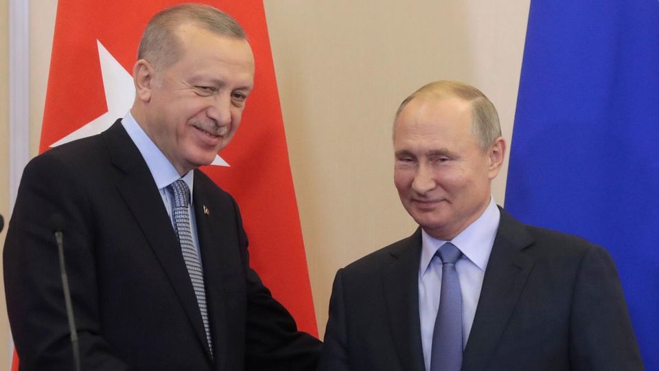 Wladimir  Putin und Recep Tayyip Erdogan geben sich die Hand