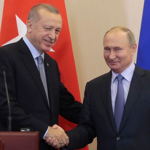 Wladimir  Putin und Recep Tayyip Erdogan geben sich die Hand