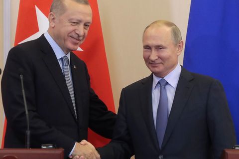 Wladimir  Putin und Recep Tayyip Erdogan geben sich die Hand