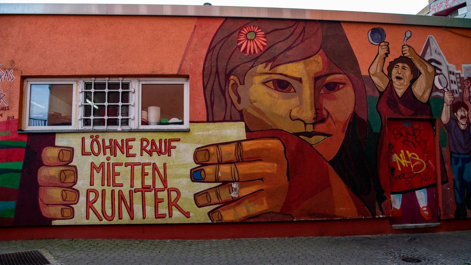 Wandbild in Kreuzberg "Löhne rauf, Mieten runter" steht auf einem Wandbild in Kreuzberg