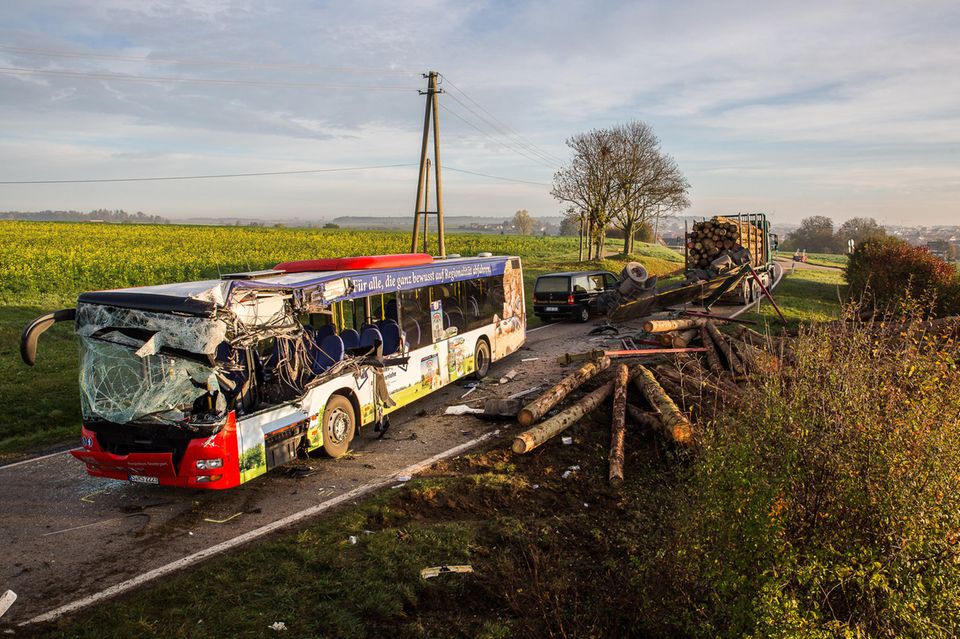 Nachrichten aus Deutschland - der völlig demolierte Linienbus auf der L2223 in Baden-Württemberg