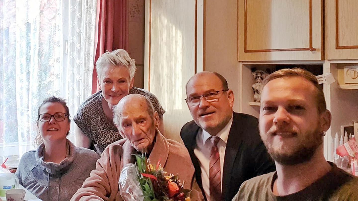 Gustav Gerneth, Mitte, mit seinen Angehörigen und dem Bürgermeister seiner Heimatstadt
