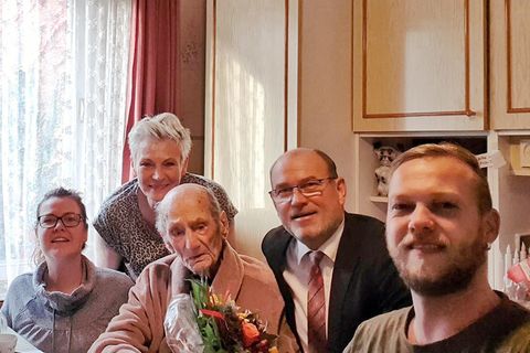 Gustav Gerneth, Mitte, mit seinen Angehörigen und dem Bürgermeister seiner Heimatstadt