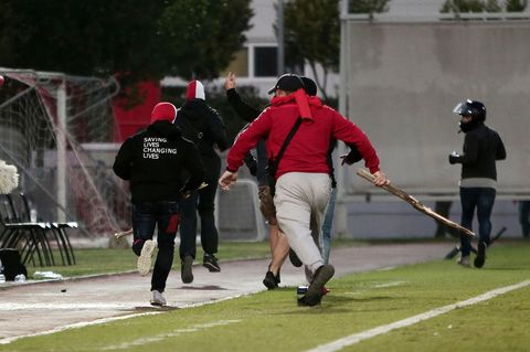 Hooligans von Olymiakos Piräus stürmen aus dem Stadion, nachdem sie Bayern-Fans angegriffen haben
