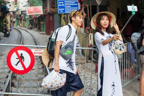 Vietnam, Hanoi: Ein Paar macht ein Selfie an der Absperrung zur "Train Street"