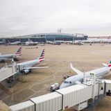Platz 15: Dallas/Fort Worth International Airport (DFW)  Insgesamt 69.112.607 Passagiere sind im Jahr 2018 über die Verkehrsdrehscheibe in Texas geflogen. Hier gehört American Airlines zu den wichtigsten Airlines.