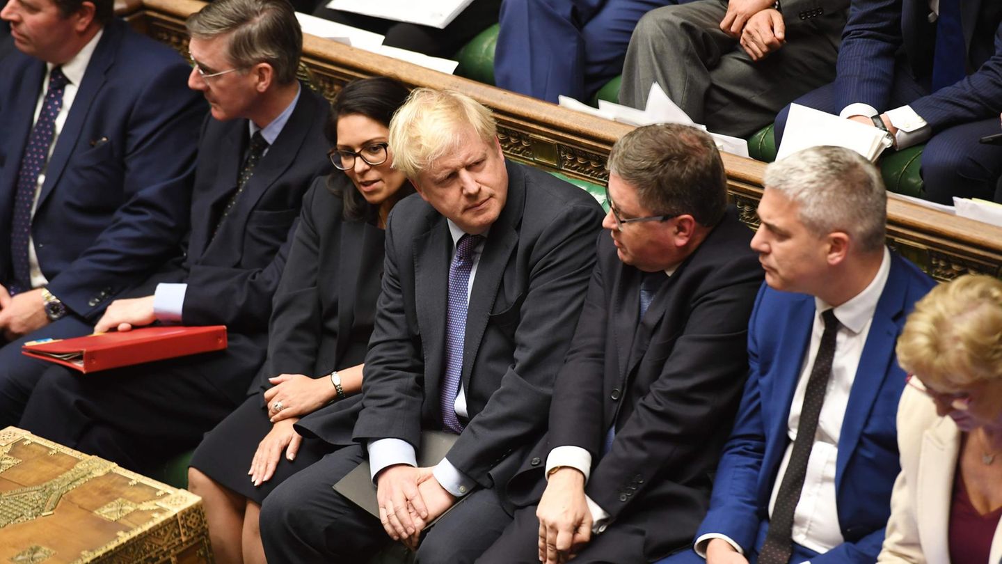 Boris Johnson eingequetscht im britischen Parlament