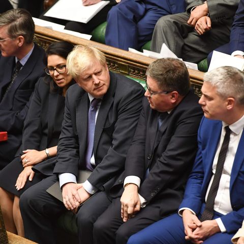 Boris Johnson eingequetscht im britischen Parlament