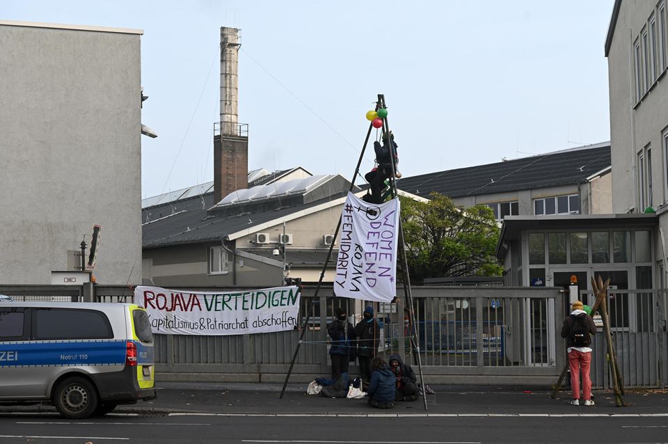 Nachrichten aus Deutschland – Kurdische Aktivisten blockieren Rüstungsfabrik Nachrichten aus Deutschland – etwa Kurden haben sich an dem Werkstor angekettet