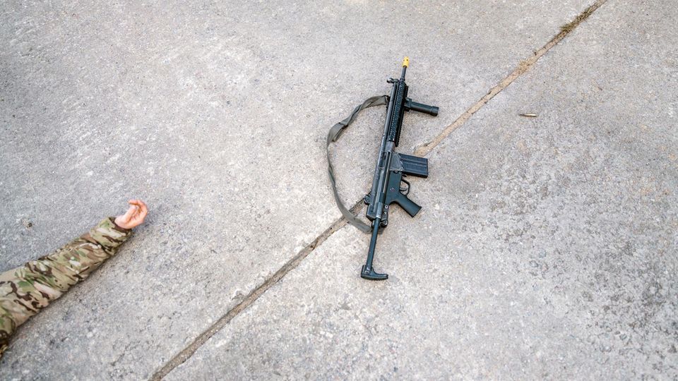 Ein vom Gegner entferntes Gewehr bei einer Übung der estnischen Selbstverteidigungsgruppen Kaitseliit (Tartu Unit) nahe Tammsalu, Estland (darf das genannt werden?). Eine Hand ragt von links ins Bild. Mittig liegt ein Sturmgewehr