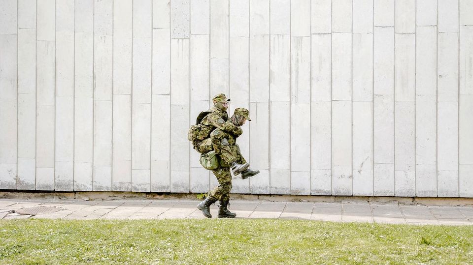 Keili und Karita von den estnischen Selbstverteidigungsgruppen Kaitseliit während der Übung Kevadtorm, bei der sie mit estnischem und ausländischem Militär gemeinsam trainieren. Karita trägt Keili huckepack