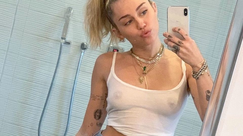 Miley Cyrus lässt bei Spiegel-Selfie tief blicken