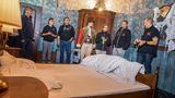 Eine Besuchergruppe besichtigt das Labyrinth der Erschrecker