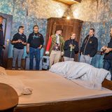 Eine Besuchergruppe besichtigt das Labyrinth der Erschrecker