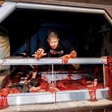 Ein Untoter liegt auf einer Art Schlachtbank